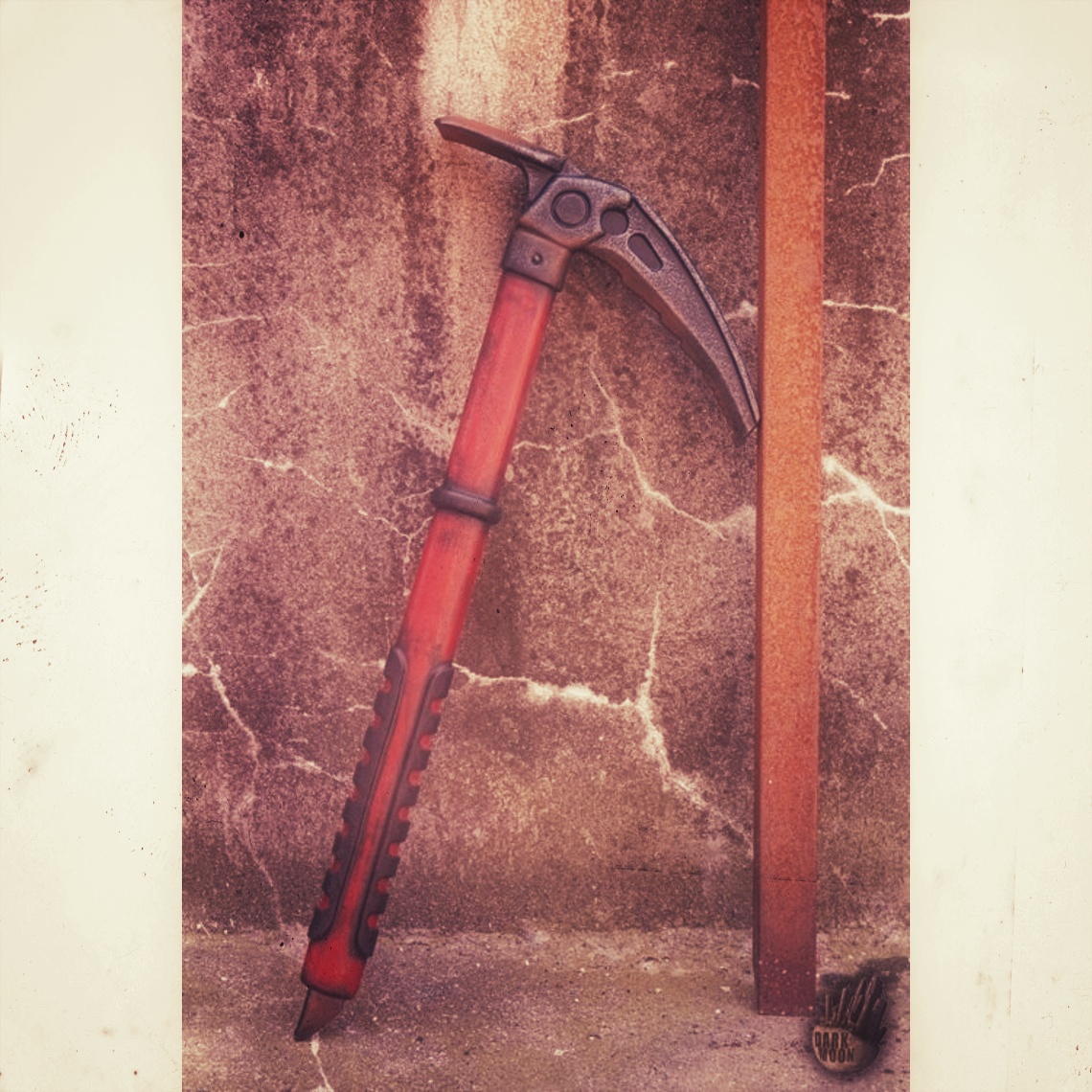Piolet de chez Epic Armory, parfaitement adapté
